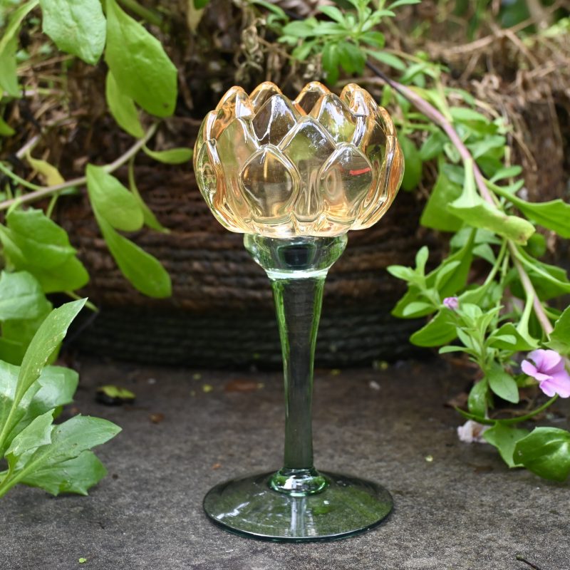 Theelichthouder in glas op voet lelievorm roze