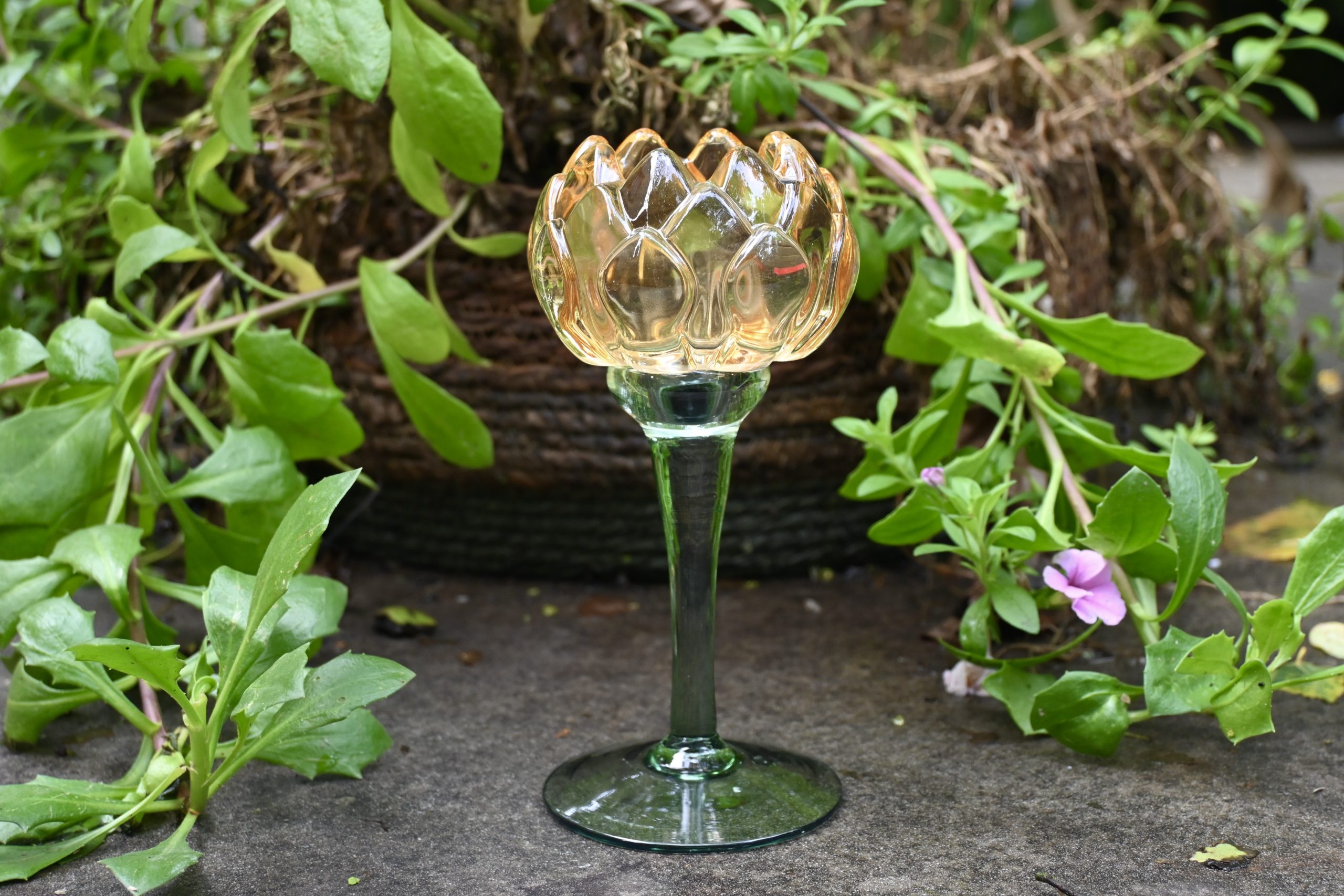 Theelichthouder in glas op voet lelievorm roze