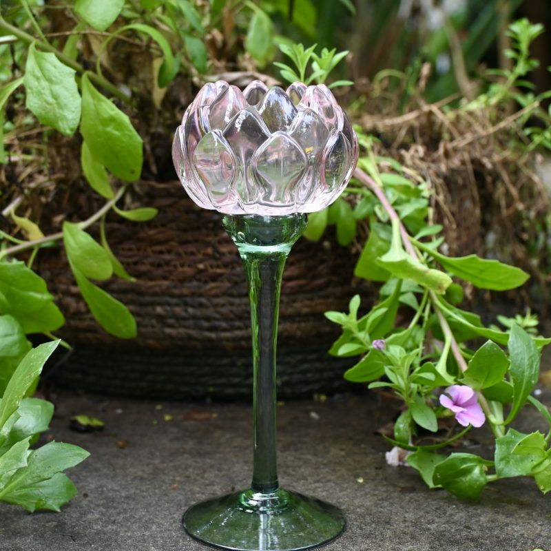 Theelichthouder in glas op voet lelievorm roze