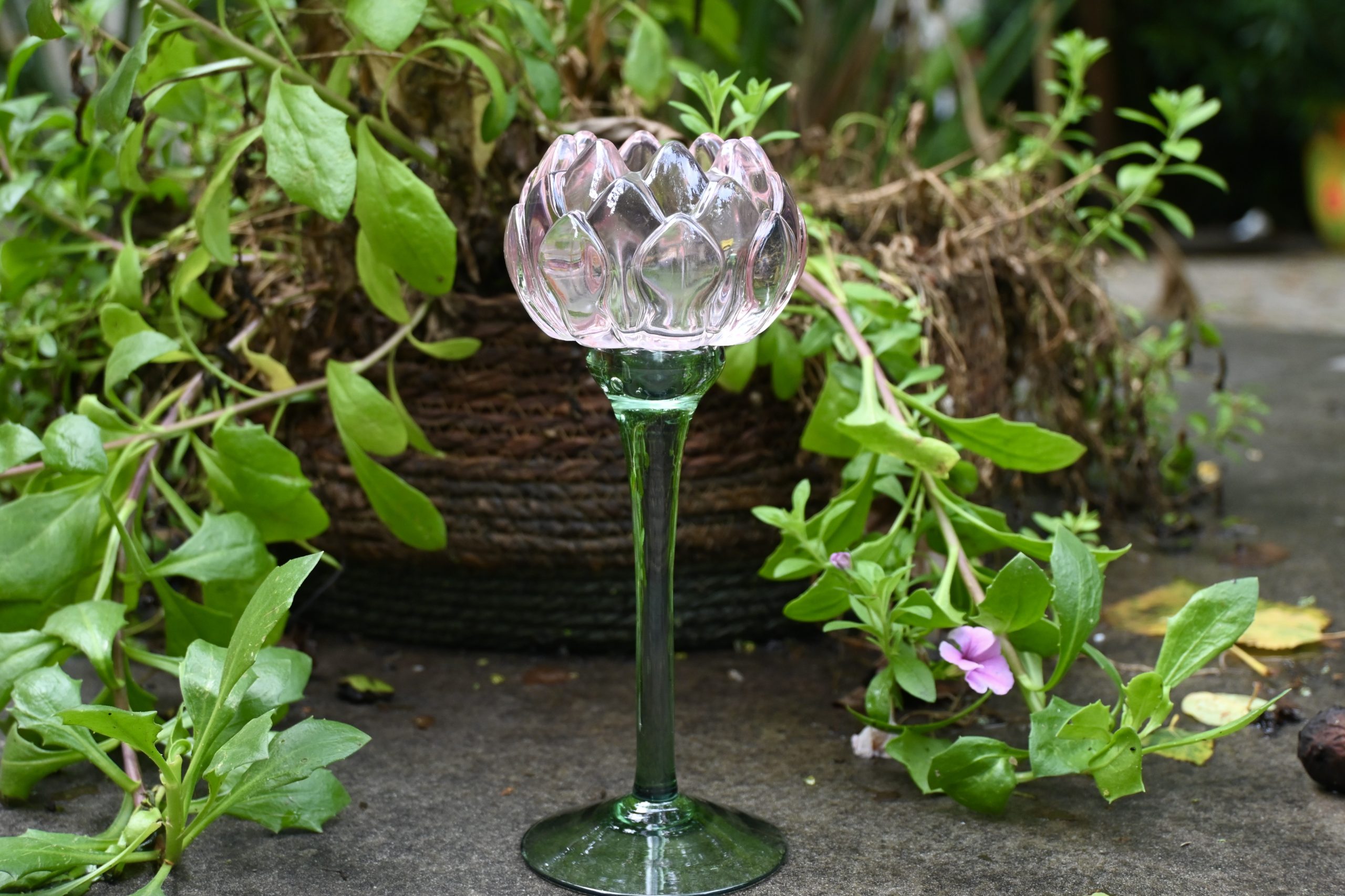 Theelichthouder in glas op voet lelievorm roze