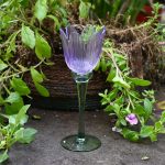 Theelichthouder in glas op voet tulpvorm lila